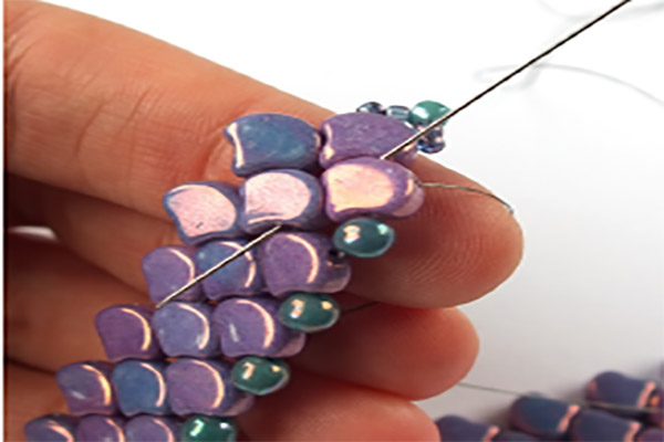 Bracelet DIY imitation serpent perles en verre Ginko et perles rocailles : Etape 11