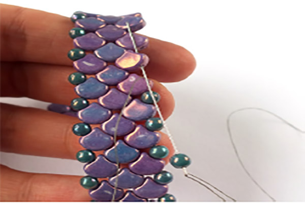 Bracelet DIY imitation serpent perles en verre Ginko et perles rocailles : Etape 14