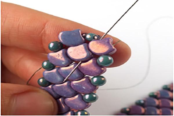 Bracelet DIY imitation serpent perles en verre Ginko et perles rocailles : Etape 15