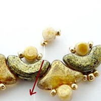 Collier Imani en perles en verre Hélios, Arcos et Minos par Puca® : Etape 6