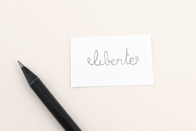 Tutoriel Collier fil Lettering doré mot Liberté : Etape 1