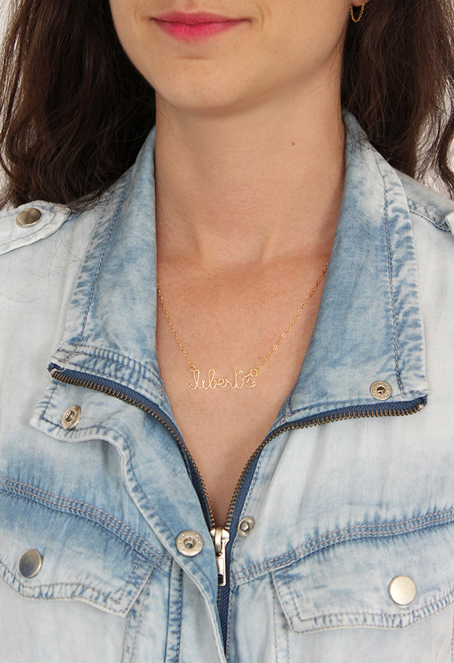 Tutoriel Collier fil Lettering doré mot Liberté