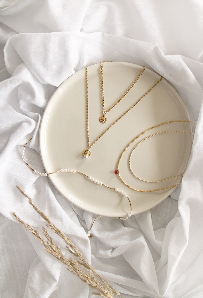 Pinterest Collier multi rang grosse chaînes, médailles et perles nacrées