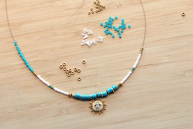 Collier surfeur, perles heishi, pendentif oxyde de zirconium et rocailles Miyuki : Etape 2