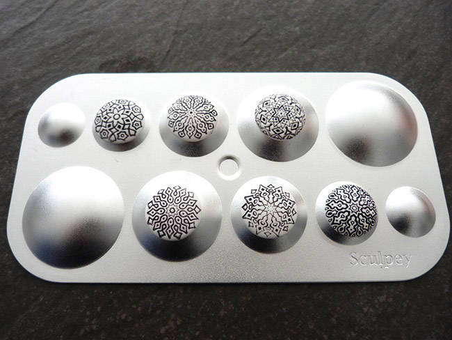 Cabochons formés sur support de cuisson