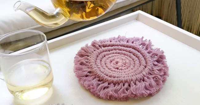 dessous de plat en macram&eacute; violet