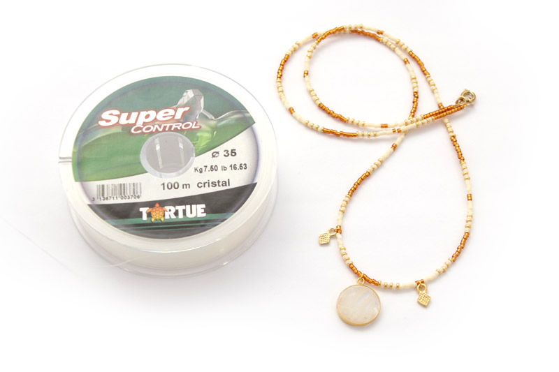 collier avec des perles en rocailles