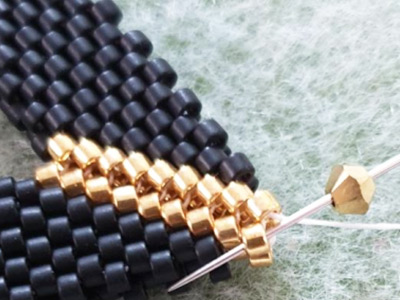 Pendentif triangle 3D scintillant en perles Miyuki 11/0 et toupies PureCrystal : Etape 5