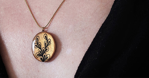 DIY Collier pendentif en résine et plastic fou