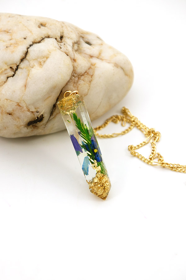 Pendentif pointe en résine avec feuilles d'or et fleurs séchées
