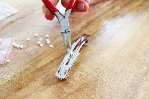 Barrettes DIY en perles nacre, strass et cabochons PureCrystal : Etape 3 Barrettes DIY en perles nacre, strass et cabochons PureCrystal : Etape 3