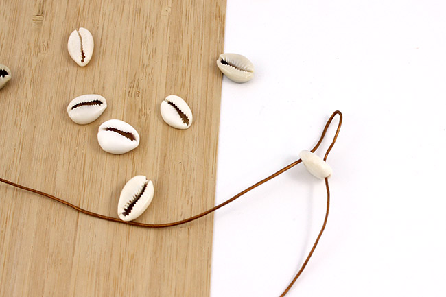 Chevillère multi-rangs perles gemmes et cauris : Etape 1 Chevillère multi-rangs perles gemmes et cauris : Etape 1