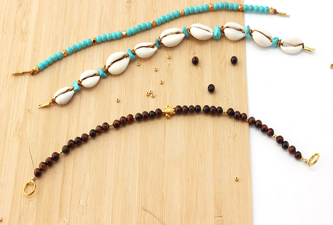 Chevillère multi-rangs perles gemmes et cauris : Etape 6 Chevillère multi-rangs perles gemmes et cauris : Etape 6