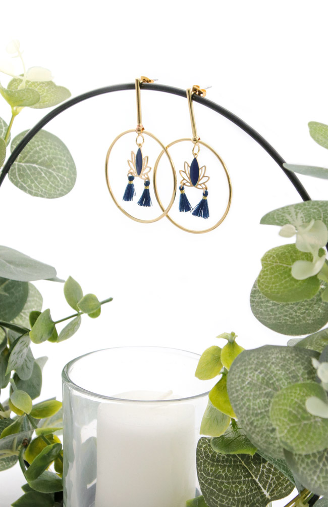 Schéma Créoles clou d'oreilles avec breloques lotus doré et bleu Schéma Créoles clou d'oreilles avec breloques lotus doré et bleu