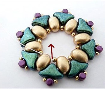 DIY Pendentif Holly avec perles en verre par Puca® : Etape 6