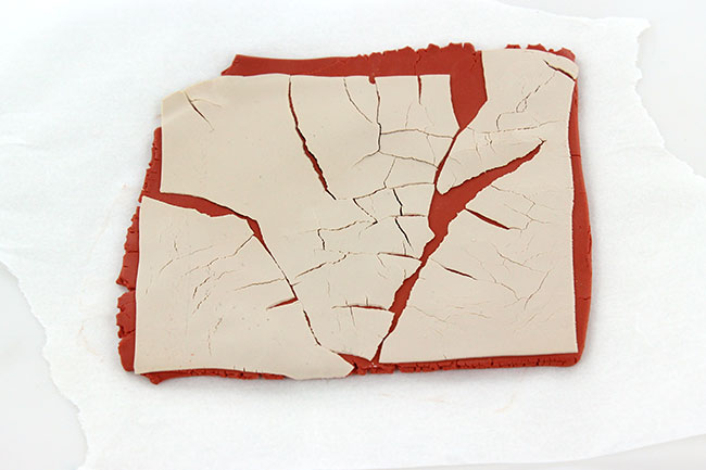 Boucles d'oreilles effet craquelé en pâte polymère : Etape 3