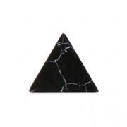 Cabochon triangle imitation Howlite teinté 8.5x8.5 mm Jet x5|raw }}