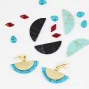 Cabochon triangle imitation Howlite teinté 8.5x8.5 mm Jet x5