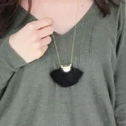 Pendentif éventail avec pompons en polyester 80x55 mm Jaune/doré x1