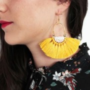 Pendentif éventail avec pompons en polyester 80x55 mm Saumon/doré x1