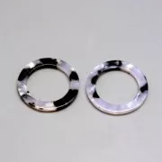 Pendentif anneau en acétate de cellulose 21 mm Ecaille de tortue Blanc/Noir x1