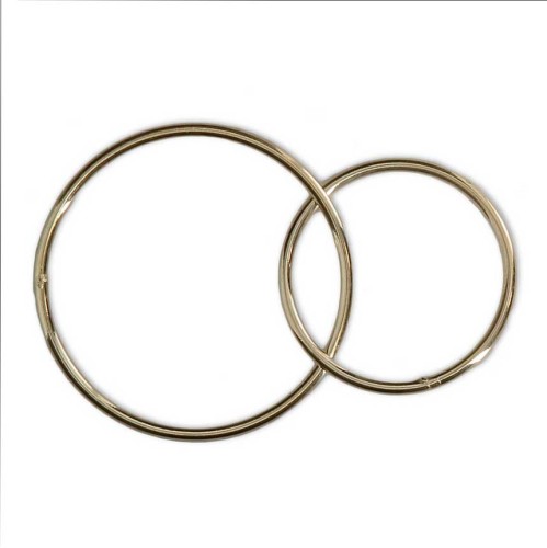 Deux anneaux ronds entrelacés 22 et 17 mm en Gold filled (or laminé)  x1