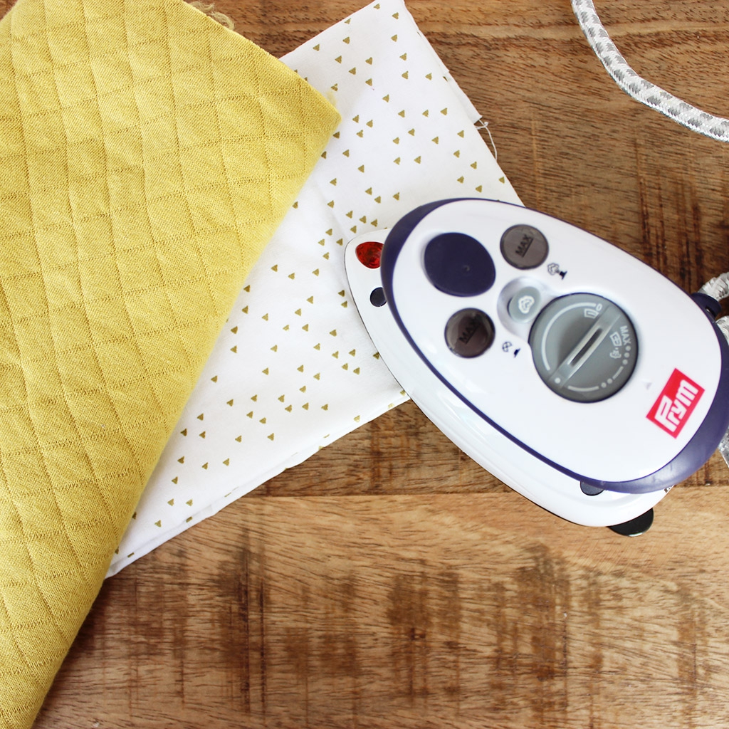 Mini repose-fer silicone pour fer babysnap ou prym coloris jaune