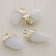 Mini pendentif dent de requin - pierre imitation gemme 20 mm Opale/doré x1