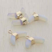 Mini pendentif corne avec pierre imitation gemme 12 mm Opal/doré x1