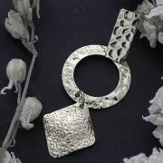 Sequin losange martelé pour la création de bijoux fantaisie 17x19 mm Rhodié x1