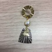 Breloque trapèze travaillé en laiton 10.5x9 mm - Rhodié x1