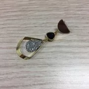 Pendentif triangle éventail évidé 28x20.5 mm en laiton - Doré x1