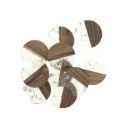 Pendentif disque découpé 34x36.5 mm résine imitation bois avec fragments argentés