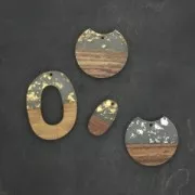 Pendentif ovale asymétrique 47x34.5 mm résine imitation bois avec fragments dorés