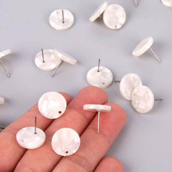 Boucles D'oreilles Puces En Nacre Blanche Gravée - Monture Acier Chirurgical, Neuf Avec étiquettes