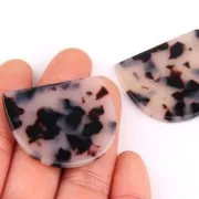 Pendentif demi-lune en acétate 29x34 mm - Ecaille de tortue Beige - Noir x1