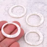 Pendentif anneau en acétate 33.5mm Ecaille de tortue Blanc nacré x1