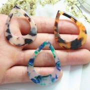 Pendentif goutte évidé en acétate 46x33 mm Ecaille de tortue Marron - Noir x1