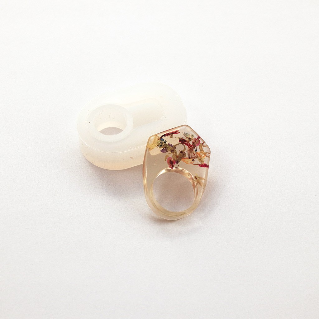Bague Cocktail Unisexe Imposante En Résine Noir Et Perles, Orée, Taille 56 - Style Audacieux