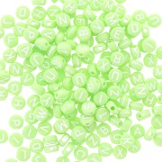 Assortiment de 200 perles plates lettres alphabet 7 mm - Vert clair - Blanc|raw }}