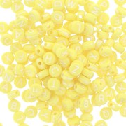 Assortiment de 200 perles plates - lettres alphabet 7 mm - Jaune - Blanc|raw }}