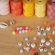 Assortiment de 200 perles plates - lettres alphabet 7 mm - Jaune - Blanc