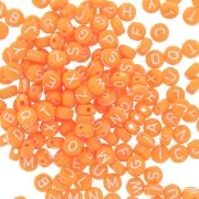 Assortiment de 200 perles plates - lettres alphabet 7 mm - Orange - Blanc