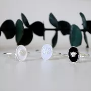 Bague ovale réglable avec résine époxy - coquillage - Placage argent fin - Noir x1