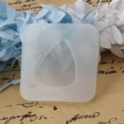 Moule silicone triangle arrondi pour réaliser des cabochons en résine x1