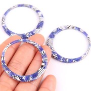 Pendentif anneau en acétate 41 mm Ecaille de tortue - Bleu foncé - Blanc x1