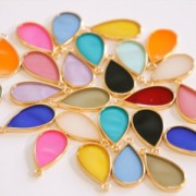 Breloque goutte résine époxy effet vitrail 22.5x12mm Doré à l'or fin - Orange Fluo