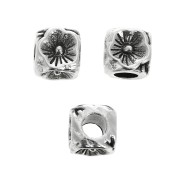 Perle cube - motif fleur 5 mm - Placage Argent fin vieilli x1|raw }}