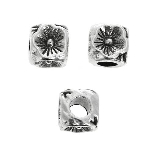 Perle cube - motif fleur 5 mm - Placage Argent fin vieilli x1