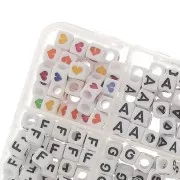 Coffret 1200 perles lettres alphabet et coeurs forme cube 6mm Noir - Multicolore